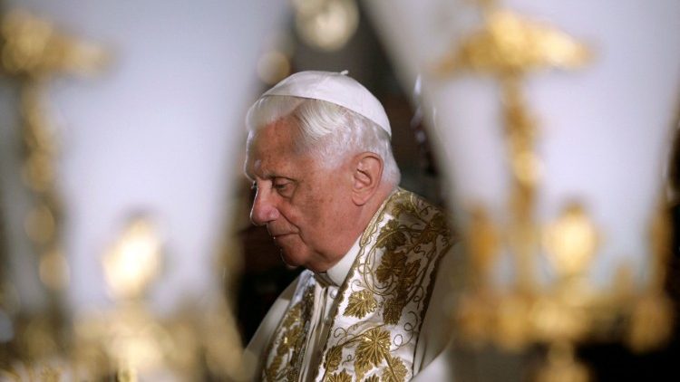 Benedykt XVI modlący się w Bazylice Grobu Pańskiego w Jerozolimie, 15 maja 2009