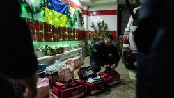 Strażacy z Bachmutu otrzymujący noworoczne podarunki, 31 grudnia 2022