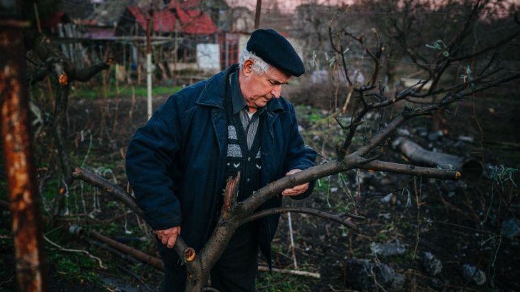Um morador local limpa seu jardim após um ataque de míssil na cidade de Mykolayiv, no sul, em 31 de dezembro de 2022, em meio à invasão russa da Ucrânia. - Os ataques russos atingiram a Ucrânia em 31 de dezembro de 2022, incluindo a capital Kyiv, poucas horas antes das celebrações da véspera de Ano Novo, enquanto o presidente russo disse aos russos que a "correção histórica" ​​estava do lado deles. (Foto de Dimitar DILKOFF / AFP)