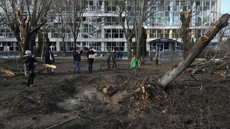Kyiv: il cratere di un missile esploso nella notte di Capodanno vicino ad un istituto scolastico