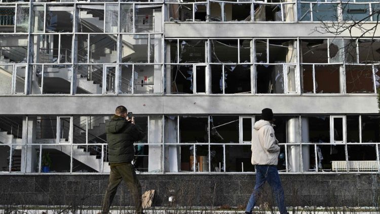 Prédio educacional em Kyiv em 1º de janeiro de 2023, que foi danificado por um ataque de míssil no dia anterior, em meio à invasão russa da Ucrânia. (Foto de Genya SAVILOV / AFP)