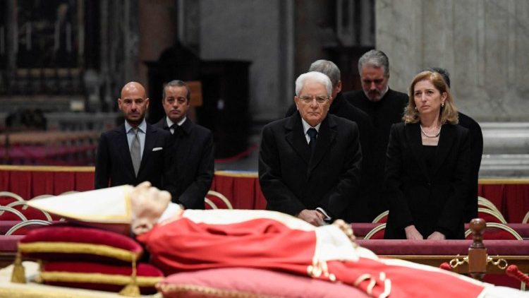 Predsjednik Talijanske Republike Sergio Mattarella odao počast preminulom papi emeritusu Benediktu XVI.