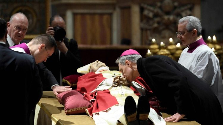 Am aufgebahrten Leichnam von Papst Benedikt im Petersdom mit Erzbischof Georg Gänswein