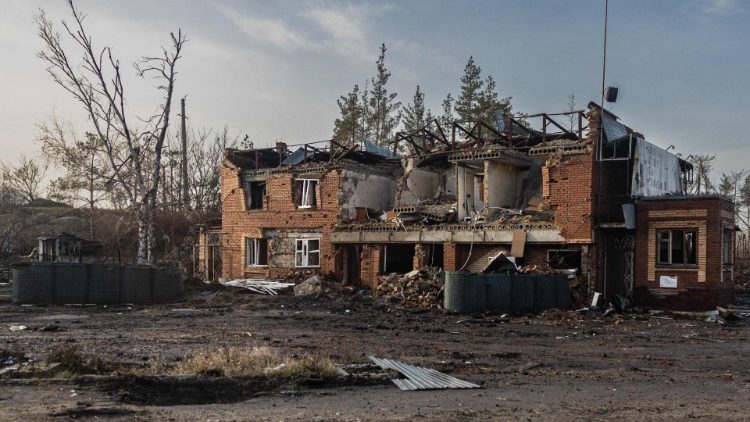 Uma fotografia mostra um prédio danificado na região de Donetsk, leste da Ucrânia, em 2 de janeiro de 2023. (Foto de Sameer Al-DOUMY / AFP)