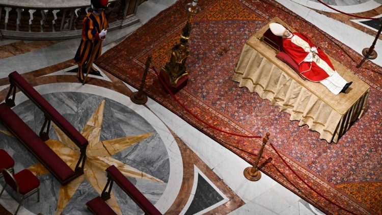 Der Leichnam des verstorbenen Papstes ist in St. Peter aufgebahrt