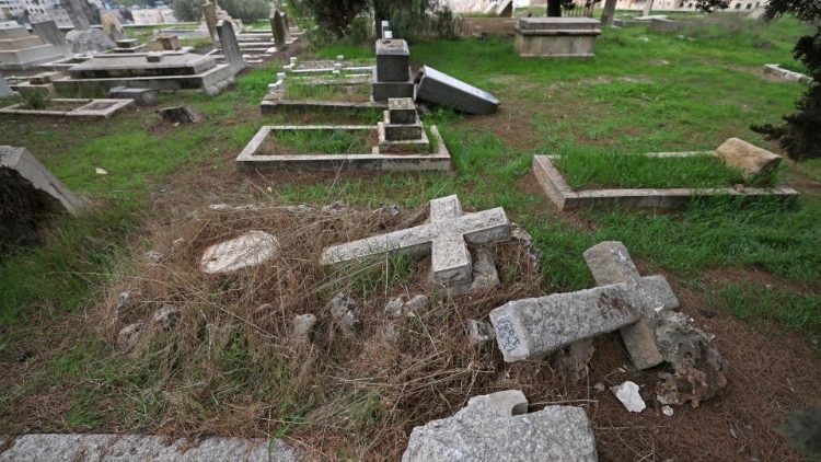 Uszkodzone w wyniku aktu wandalizmu groby na protestanckim cmentarzu na Górze Syjon w Jerozolimie, 4 stycznia 2023