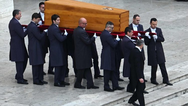 Der Sarg mit Benedikt XVI. und den Grabbeigaben wird am Donnerstagmorgen auf dem Petersplatz getragen