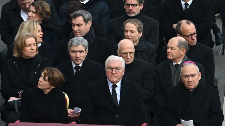 Bundespräsident Frank-Walter Steinmeier (1. Reihe, mitte) und Bundeskanzler Olaf Scholz (2. Reihe, rechts) beim Requiem für Benedikt XVI.]