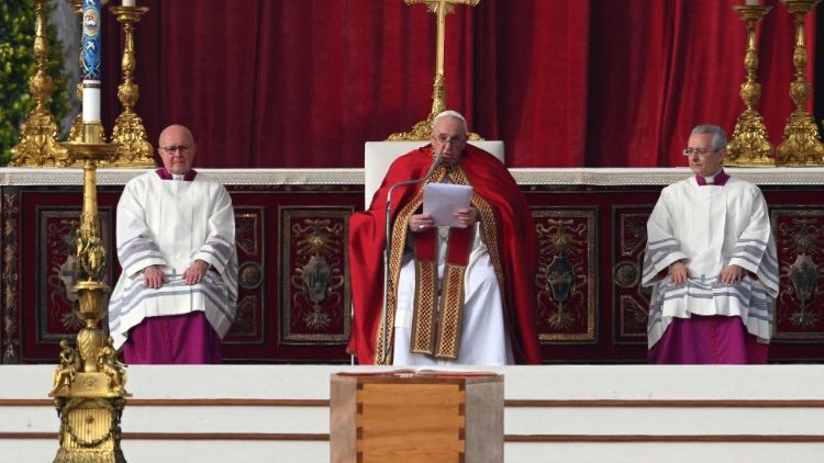 Papež Frančišek med homilijo pri pogrebni sveti maši zaslužnega papeža Benedikta XVI.