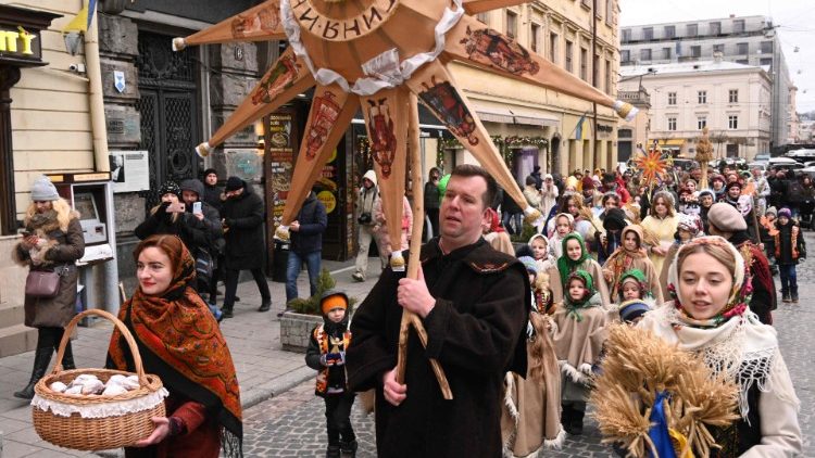 Civis participam das celebrações ortodoxas da véspera de Natal na cidade de Lviv, no oeste da Ucrânia, em 6 de janeiro de 2023, em meio à invasão russa da Ucrânia. (Foto de YURIY DYACHYSHYN / AFP)