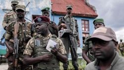 Ein Vertreter der M23-Rebellen (Mitte) übergibt am 7. Januar das Lager Rumangabo an kenianische Friedenssoldaten