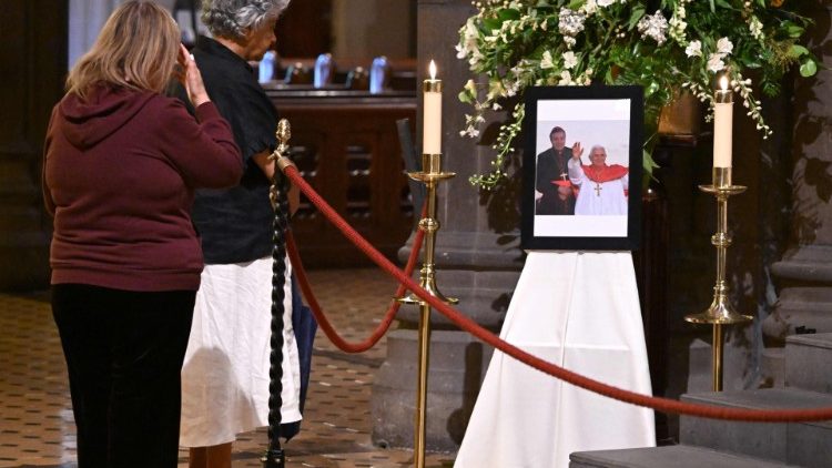 Una fotografia commemorativa del cardinale Pell con Benedetto XVI nella Cattedrale di St.Patrick a Melbourne 