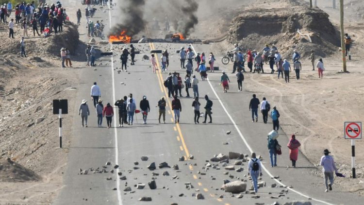 Manifestantes realizan un bloqueo en la carretera Panamericana a la altura de La Joya para exigir la renuncia de la presidenta peruana Dina Boluarte en Arequipa, Perú, el 12 de enero de 2023.