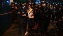 Policjanci aresztujący uczestnika demonstracji w Limie, 12 stycznia 2023