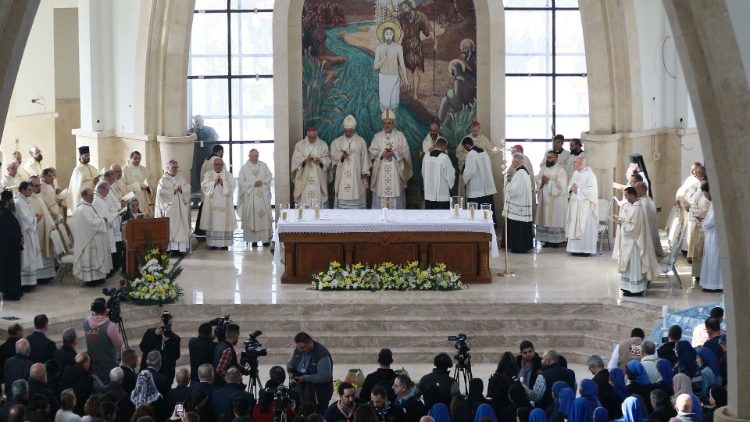 Pierbattista Pizzaballa, Patriarch des Lateinischen Patriarchats von Jerusalem, feiert in Jordanien eine Messe zum Fest der Taufe Jesu.