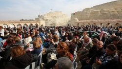 Christen nehmen an einer Messe teil. Die Stelle, an der der Überlieferung nach Jesus getauft wurde, liegt bei Al-Maghtas, etwa 60 km von Amman entfernt. (Bild vom 13.1.2023)