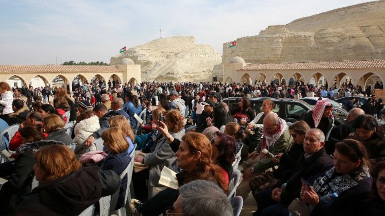 Christen nehmen an einer Messe teil. Die Stelle, an der der Überlieferung nach Jesus getauft wurde, liegt bei Al-Maghtas, etwa 60 km von Amman entfernt. (Bild vom 13.1.2023)