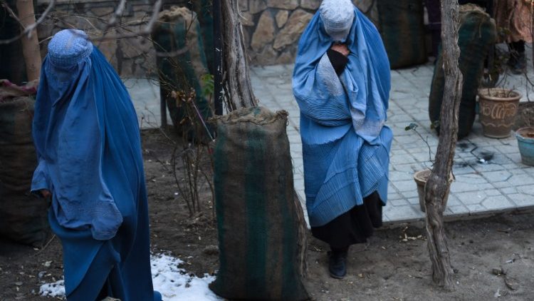 Done afghane fanno scorta di carbone a Kabul