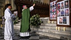 Arcybiskup Limy Carlos Castillo przewdoniczy Mszy za ofiary protestów