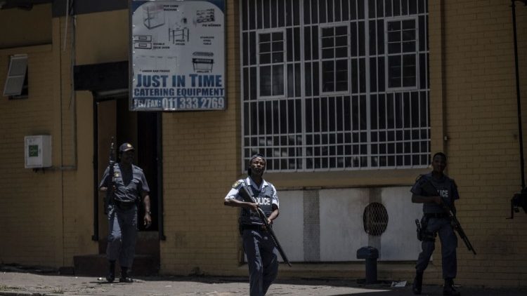 Polizeibeamte in einem sozialen Brennpunkt in Südafrika 