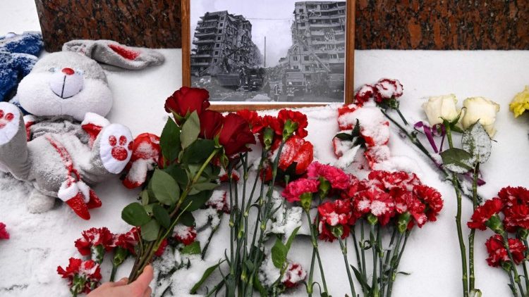 Des fleurs déposées en mémoire des personnes tuées dans la frappe russe dimanche dernier à Dnipro.