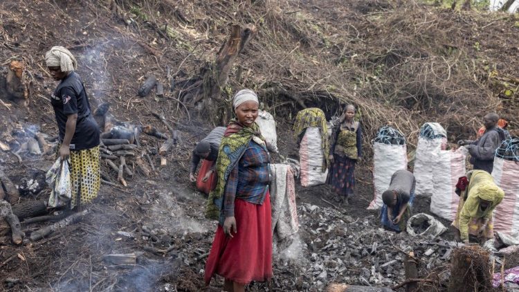 Binnenvertriebene aus Goma arbeiten am Fuß des Vulkans Nyiragongo 