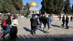 Beamte sichern die Umgebung des Felsendoms in Jerusalem