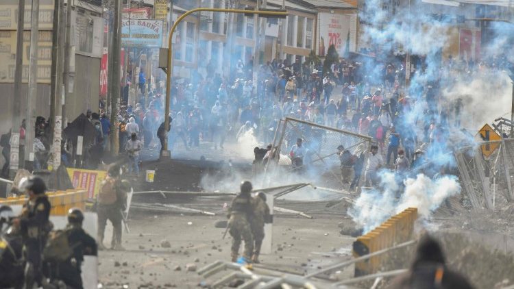 Enfrentamientos entre manifestantes y policía en Perú