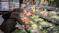 Una donna fa la spesa in un supermercato