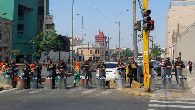 Besorgte Angehörige der Studenten warten vor den Polizeiabsperrungen wegen des Einsatzes auf dem Universitätsgelände in Lima