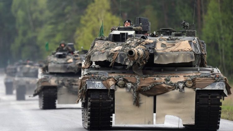 Archivbild: Leopard-Panzer auf dem Weg zu einer Übung