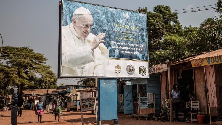 25 नवम्बर 2015 में बांगुई में संत पापा  फ्राँसिस के स्वागत  में बड़ा पोस्टर