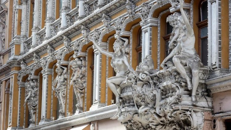 Esta foto de arquivo tirada em 12 de outubro de 2022 mostra esculturas da Passagem de Odessa, uma galeria comercial e um hotel no centro da cidade ucraniana de Odessa. (Foto de Oleksandr GIMANOV / AFP)
