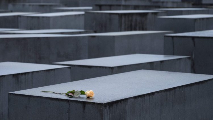 Una rosa al memoriale di Berlino (Stefanie Loos / Afp)