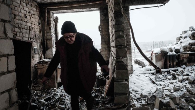 Lyubov Surzhan, 66, ex-vice-chefe da estação ferroviária de Lyman, visita seu apartamento destruído, após deixar o porão onde mora com outras duas mulheres, depois que tropas ucranianas deixaram a cidade de Lyman, região de Donetsk, em 29 de janeiro de 2023, em meio a a invasão russa da Ucrânia. (Foto de YASUYOSHI CHIBA/AFP)