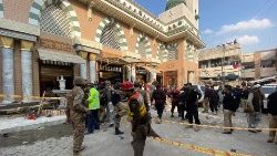Pakistan: la moschea di Peshawar colpita dall'attentato