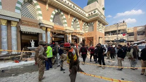 Pakistan: attentato suicida dei talebani  in una moschea di Peshawar, molte le vittime