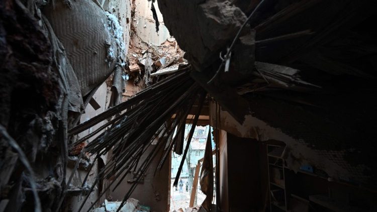 O interior destruído de um apartamento em um bloco residencial, parcialmente destruído após um ataque de míssil em Kharkiv em 30 de janeiro de 2023, em meio à invasão russa da Ucrânia. (Foto de SERGEY BOBOK / AFP)