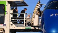 Papa Franjo na ulazu u zrakoplov kojim je krenuo na apostolsko putovanje u DR Kongo i Južni Sudan