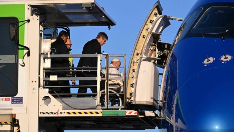 Papa Francisco embarcando no voo que o levará à Kinshasa