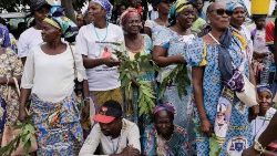 Frauen bei der Ankunft des Papstes in Kinshasa am Dienstag