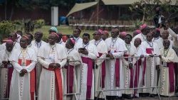 Des évêques  à l'aéroport de N'djili, à Kinshasa, pour l'accueil du Saint-Père