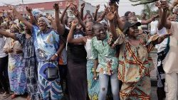 Multidão saúda o Papa nas ruas de Kinshasa