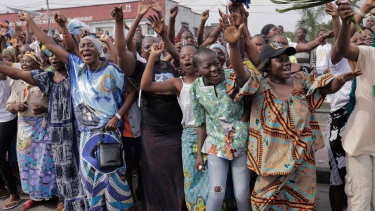 Multidão saúda o Papa nas ruas de Kinshasa