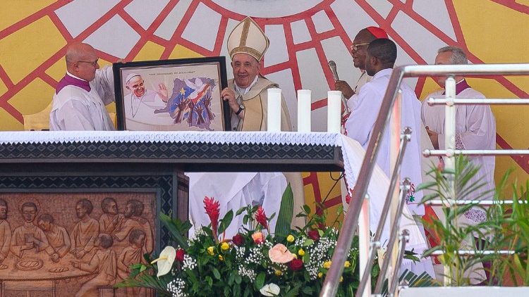 Geschenkaustausch nach der Messe: Papst Franziskus und Kardinal Fridolin Ambongo Besungu