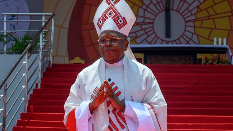 O cardeal Fridolin Ambongo Besungu após a missa papal no Aeroporto de N’dolo, em Kinshasa
