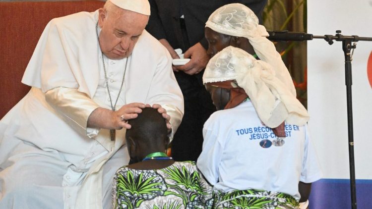 Le Pape François, avec les survivants des atrocités de l’Est du Congo, le 1er février 2023, à Kinshasa
