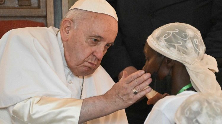 Papst Franziskus segnet eine Frau, die im Osten des Kongo Gewalt erlitten hat