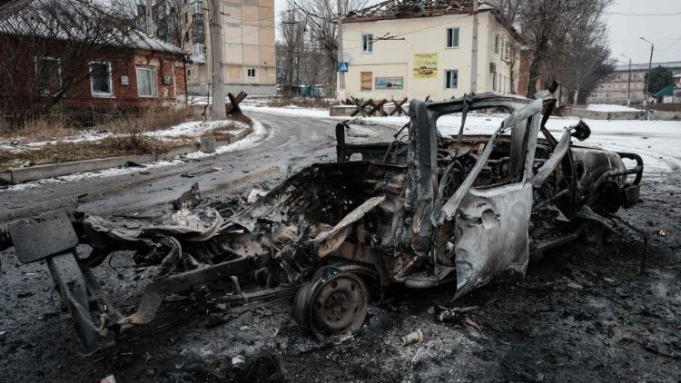 Um carro destruído é visto após bombardeios na noite anterior, em Bakhmut, em 1º de fevereiro de 2023, em meio à invasão russa da Ucrânia. (Foto de YASUYOSHI CHIBA/AFP)