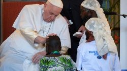 Ferenc pápa a Kongó keleti részén erőszak áldozatává vált személyekkel találkozott Kinshasában
